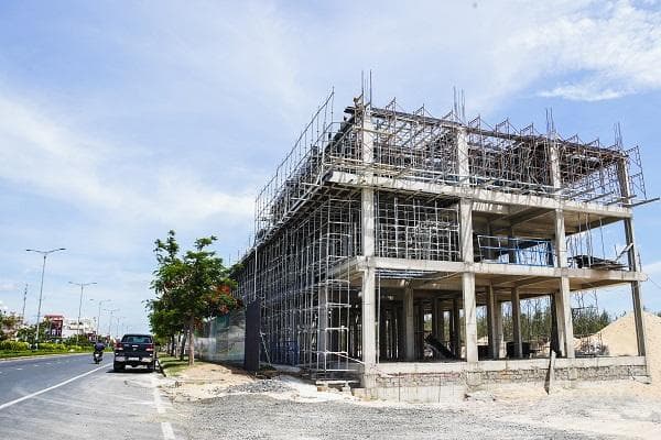 SHOPHOUSE 5 SAO QUỐC TẾ LA MAISON PREMIUM CHUẨN BỊ CẤT NÓC GIAI ĐOẠN 1