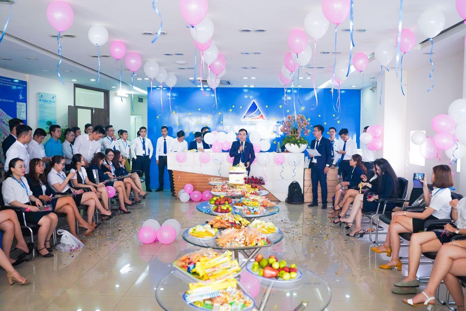 ĐẤT XANH ĐÀ NẴNG RỘN RÀNG TỔ CHỨC NGÀY 8/3: CHỊ EM TAN CHẢY TRÁI TIM TRONG CƠN MƯA HOA VÀ QUÀ