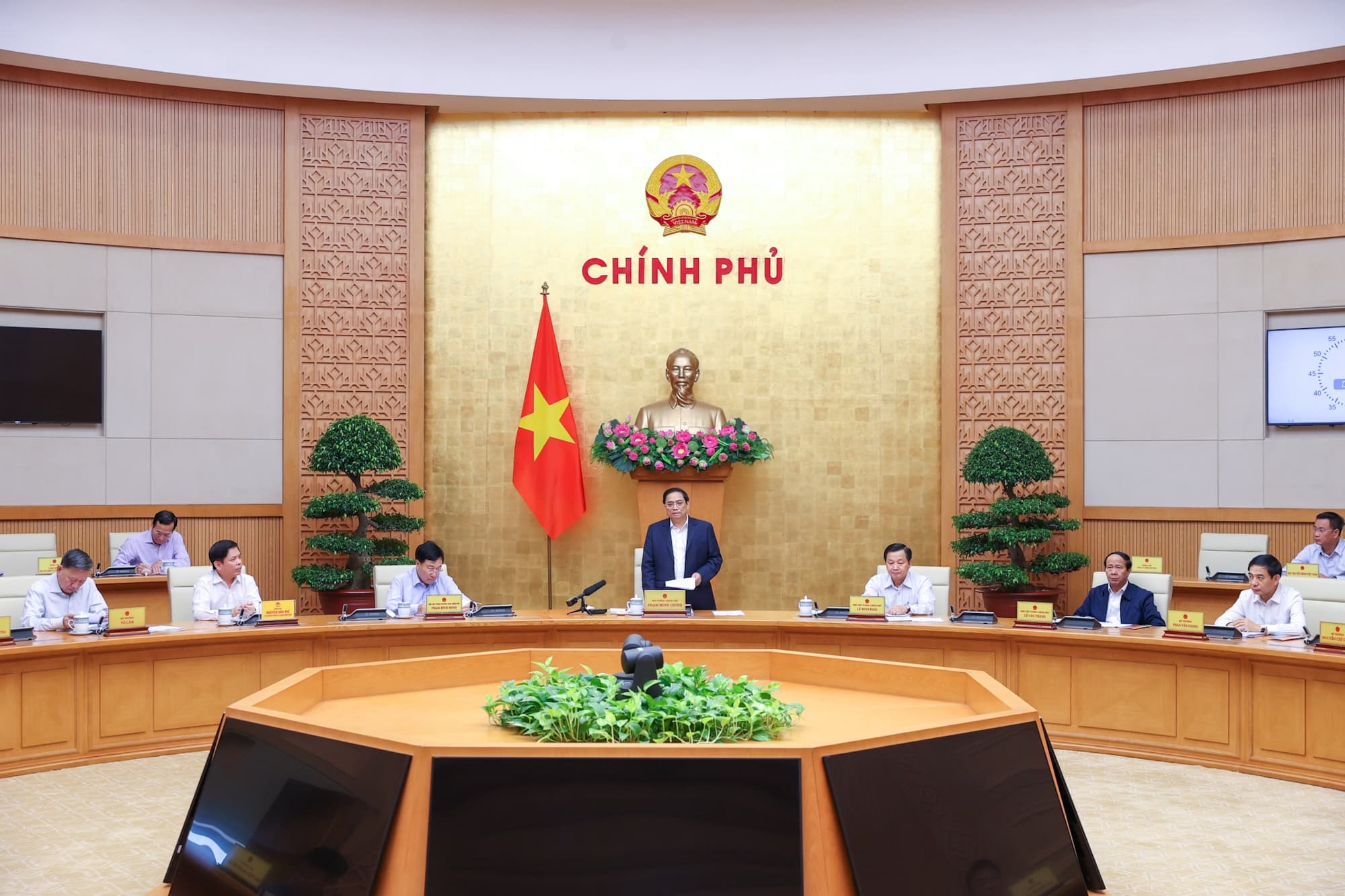 Chính phủ yêu cầu tiếp tục giảm lãi suất cho vay ít nhất 1,5-2%