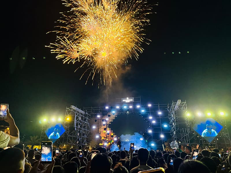 Du khách “nóng” cùng lễ hội EDM và màn bắn pháo hoa tầm thấp tại Regal Legend