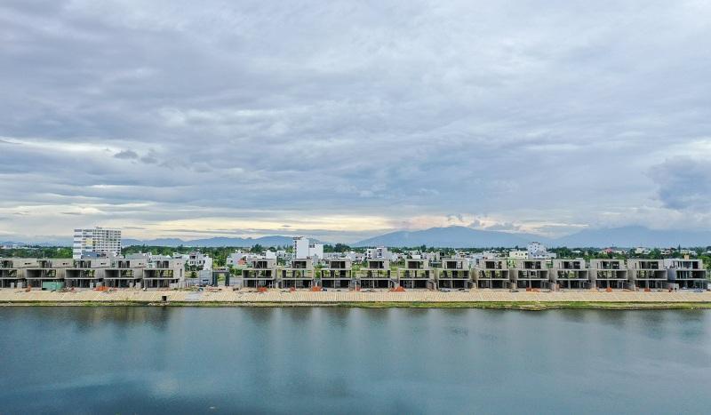 THI CÔNG HOÀN THIỆN DÃY BIỆT THỰ TRIỆU ĐÔ ĐẠT CHUẨN QUỐC TẾ REGAL ONE RIVER