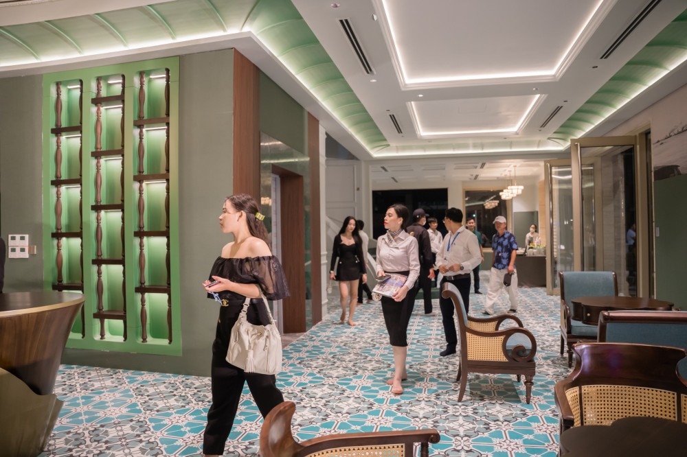 Du Khach Den Regal Legend8