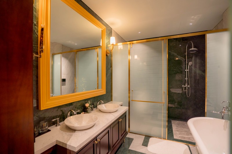 Ben Trong Khach San Kien Truc Indochine Doc Dao Tai Quang Binh Hinh 6