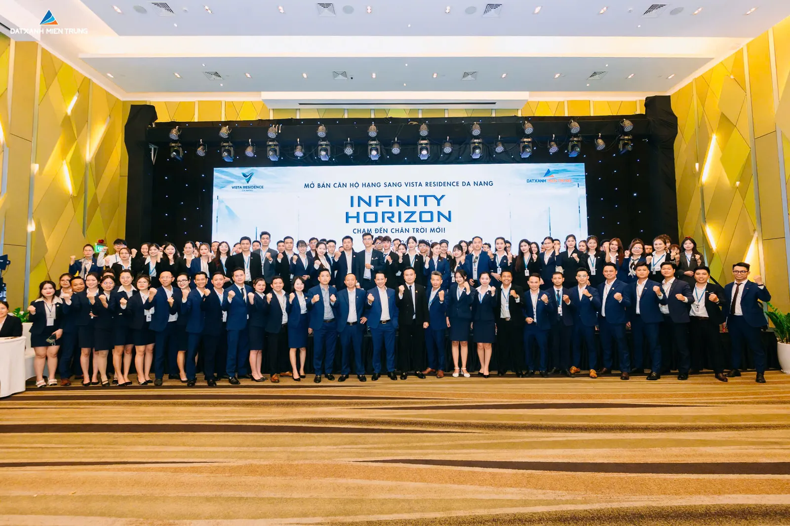 Đất Xanh Miền Trung sở hữu hơn 300 nhân sự giàu kinh nghiệm, cùng hệ thống kinh doanh quy mô gồm Khối Kinh doanh trụ sở, 2 công ty thành viên và các đại lý chiến lược khắp cả nước khẳng định vị thế đơn vị phân phối bất động sản hàng đầu khu vực miền Trung suốt gần một thập kỷ.