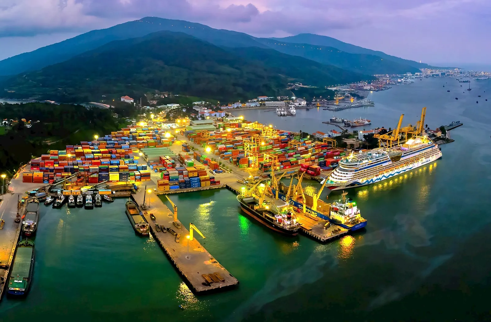 Cảng biển Đà Nẵng là đầu mối thông thương cho miền Trung, Tây Nguyên. Ảnh: V.Hưng.