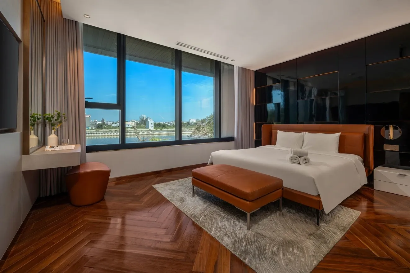 Phòng ngủ được bố trí ở vị trí đón sáng và thông gió tự nhiên tối ưu, kề cận cửa sổ hoặc ban công, tránh hướng cửa chính nhằm đảm bảo sự riêng tư và yên tĩnh