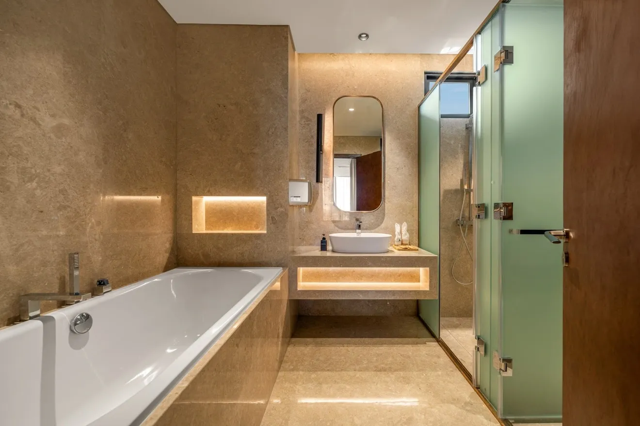 Phòng tắm được thiết kế theo layout (bố trí) khô - ướt tách biệt, cho phép sử dụng đồng thời nhiều công năng