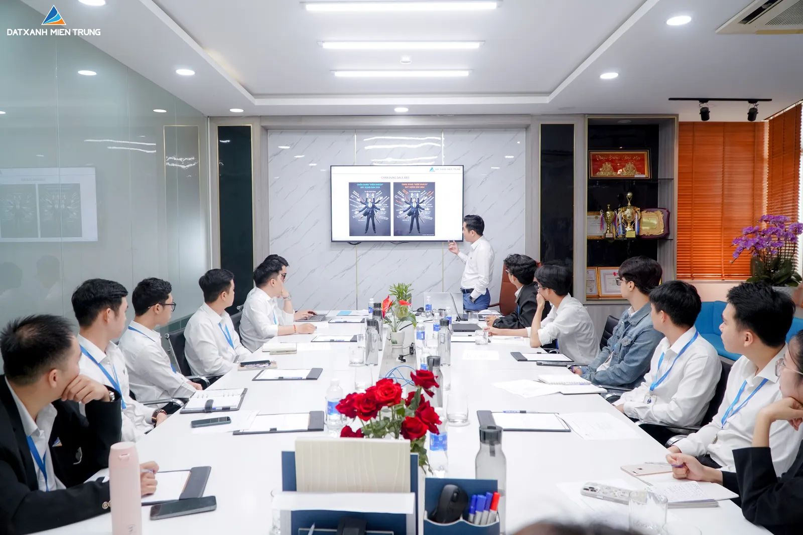 Khóa đào tạo tân tuyển do lãnh đạo Đất Xanh Miền Trung trực tiếp giảng dạy, nhân sự mới nhận chứng nhận sau khóa học