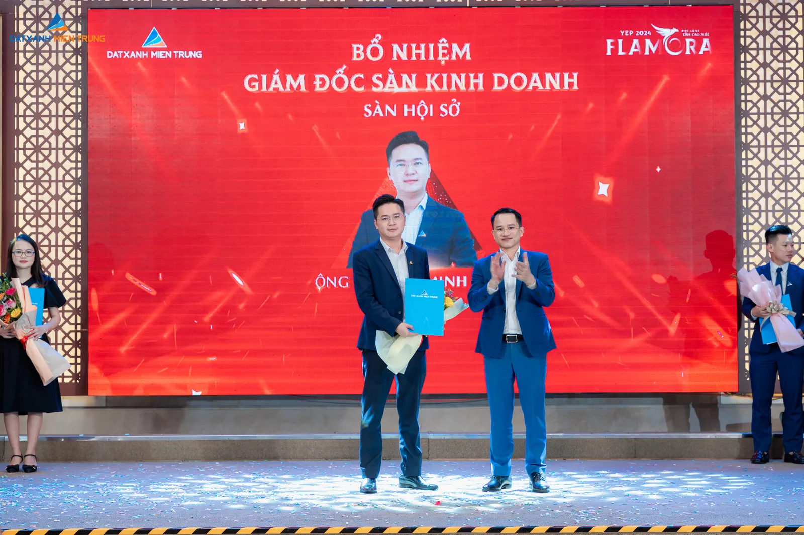 Lãnh đạo Đất Xanh Miền Trung trao quyết định bổ nhiệm tân Giám đốc Sàn Kinh Doanh, nằm trong chương trình phát triển nhân sự nội bộ.