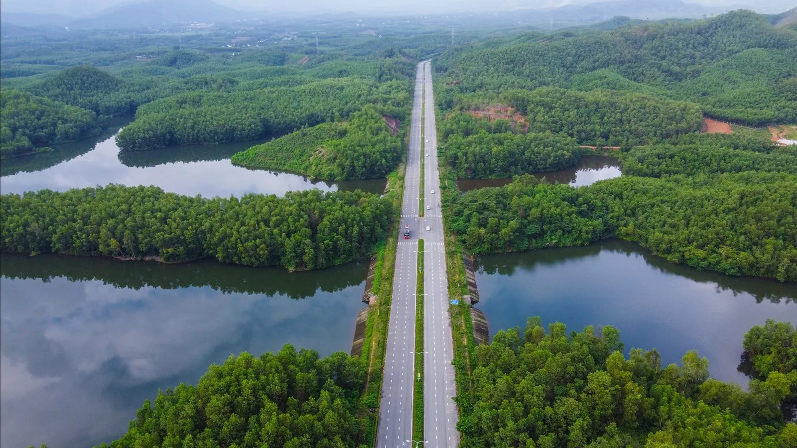 Tuyến đường Bà Nà - Suối Mơ qua xã Bà Nà là trục giao thông trọng điểm tại quy hoạch phân khu Đô thị Sườn đồi. Đây cũng là nơi có vị trí dự kiến thuộc Khu Thương mại tự do Đà Nẵng trong tương lai. Ảnh Xuân Sơn