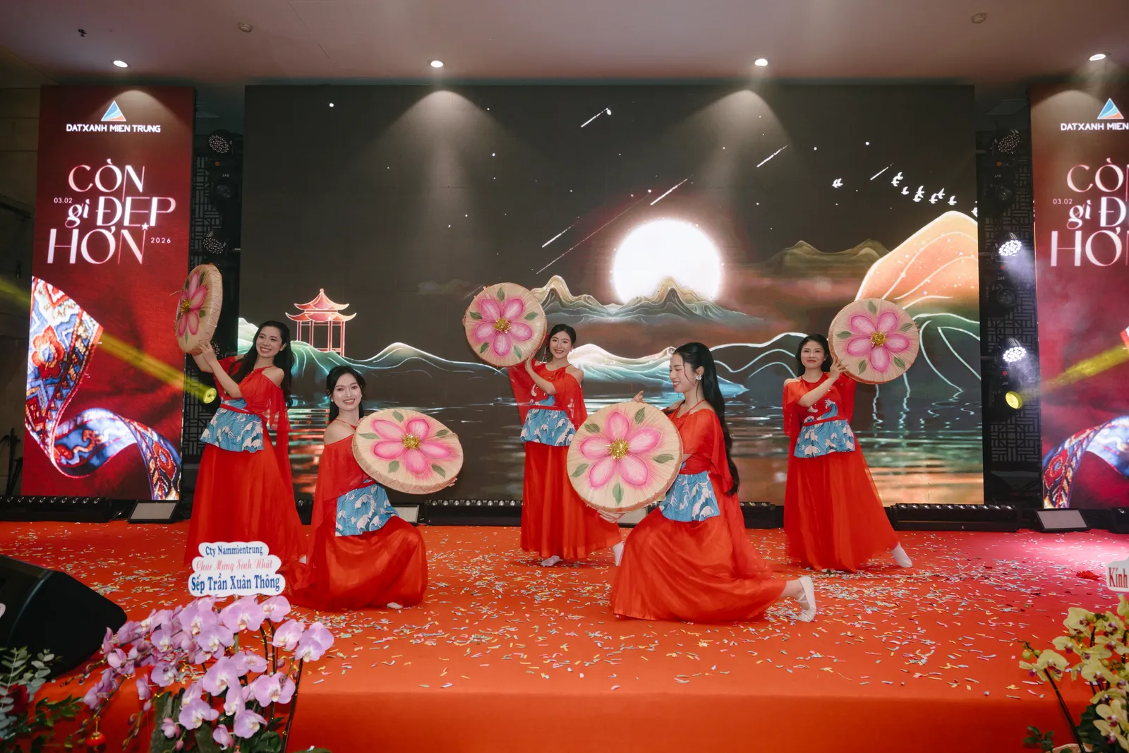 Các tiết mục văn nghệ “cây nhà lá vườn” đầu tư công phu, mang đến những mảng màu nghệ thuật đa sắc, thắt chặt tình đoàn kết của người Đất Xanh.