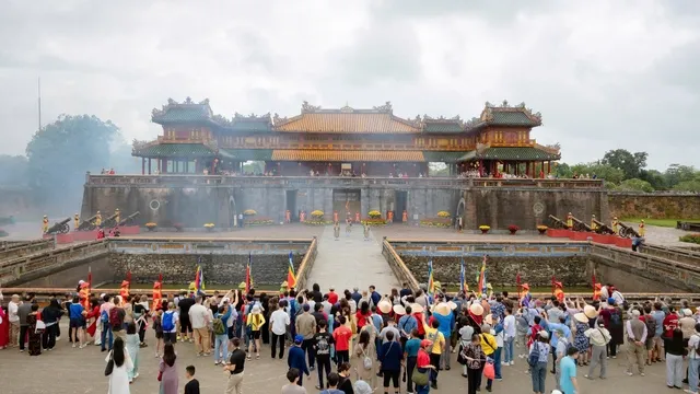 Huế bùng nổ du lịch Tết Bính Ngọ 2026