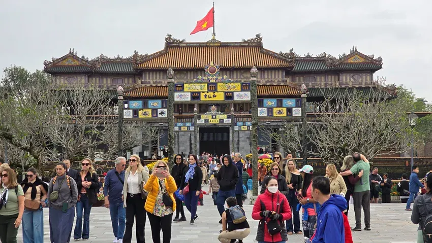 Sự gia tăng nhanh của lượng khách du lịch đang đặt ra bài toán mở rộng nguồn cung lưu trú chất lượng cao tại Huế (Ảnh: Internet)