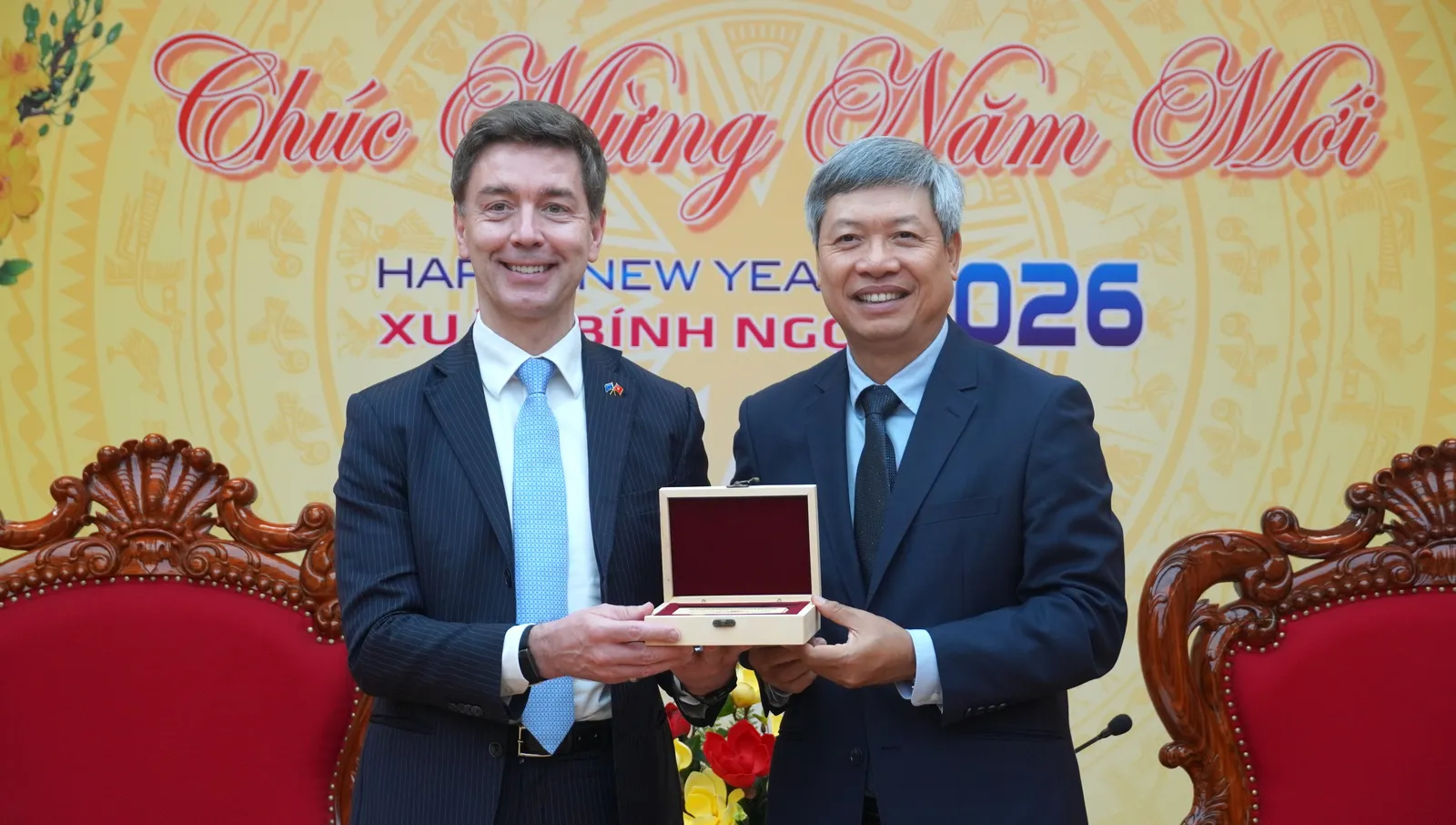 hó Chủ tịch UBND thành phố Hồ Quang Bửu tặng quà lưu niệm cho ông Julien Guerrier.