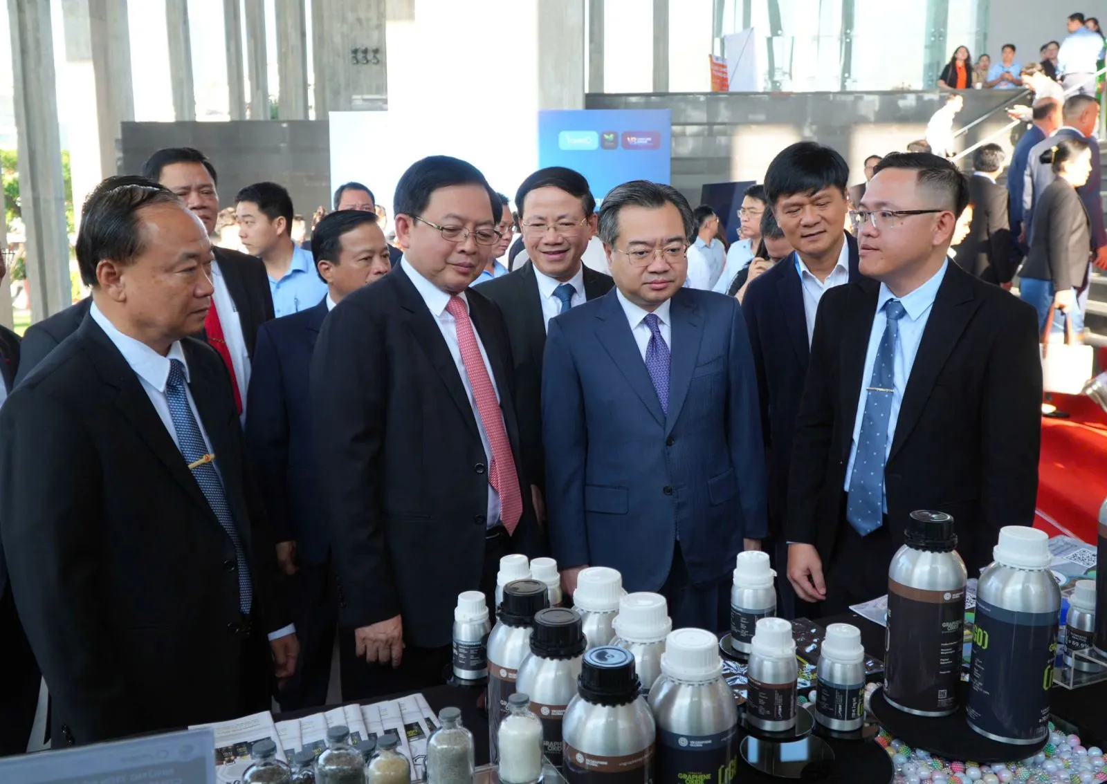 Lãnh đạo Đảng và Nhà nước tham quan các gian hàng trước thềm diễn ra Hội nghị Xúc tiến đầu tư