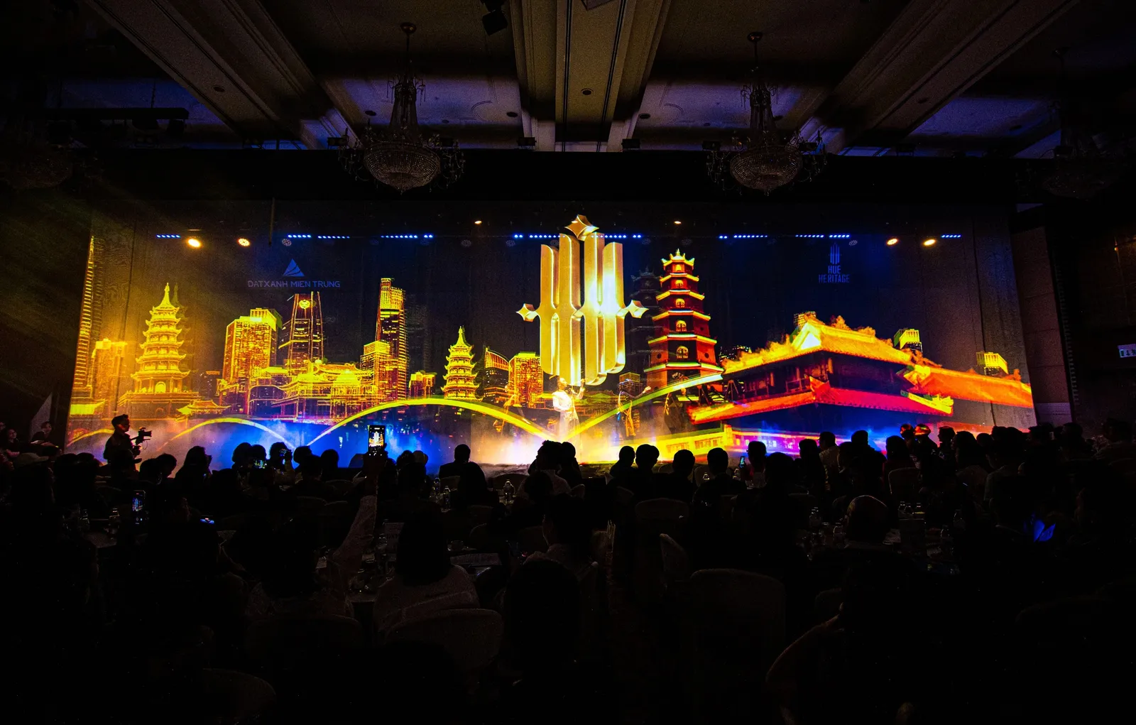 A Premier Show - Heritage in Harmony" tổ chức vào tháng 11/2025 gây ấn tượng với sân khấu hoành tráng, ứng dụng công nghệ Hologram, 3D Mapping và Naked Eyes hiện đại.