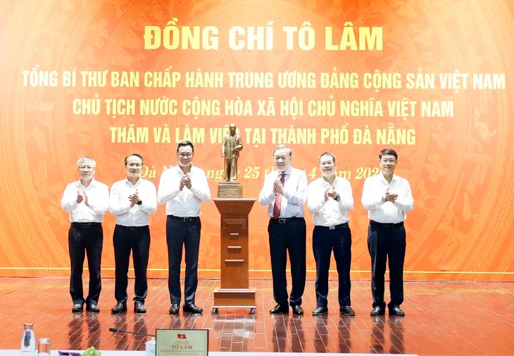 Tổng Bí thư, Chủ tịch nước Tô Lâm trao tặng Ban Thường vụ Thành ủy Đà Nẵng bức tượng Chủ tịch Hồ Chí Minh - Ảnh: TTXVN
