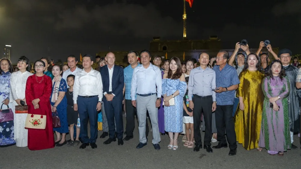 Lãnh đạo thành phố Huế cùng du khách tham dự chương trình “Hoàng cung Huyền ảo”