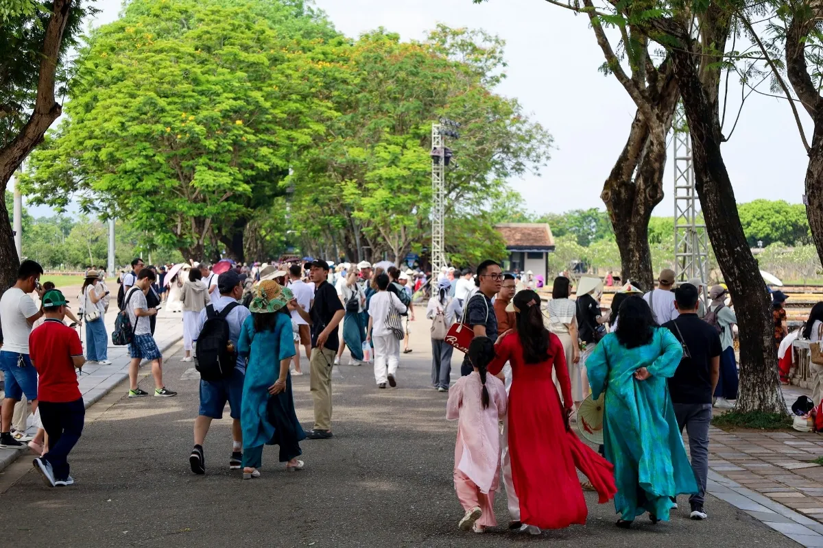 Các điểm du lịch chính của thành phố Huế chật kín khách du lịch