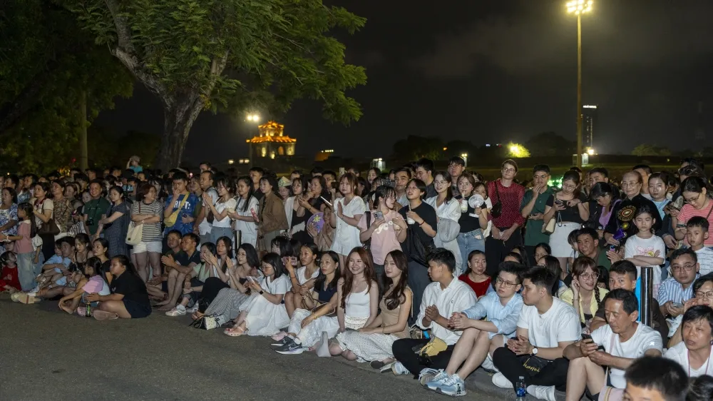 Đông đảo du khách và người dân thích thú với chương trình “Hoàng cung Huyền ảo”