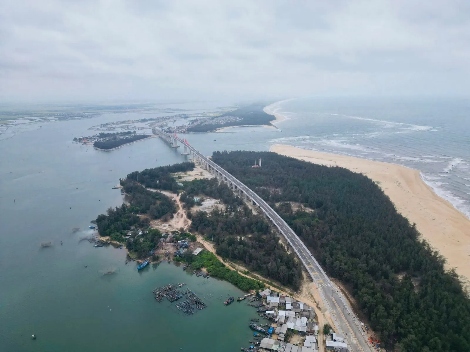 Cầu vượt cửa biển Thuận An nghìn tỉ đồng ở Huế chính thức thông xe