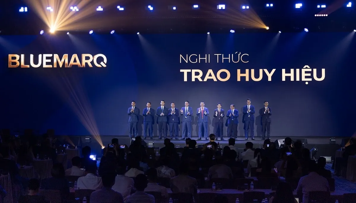Nhà sáng lập - Chủ tịch hội đồng chiến lược trao huy hiệu mới cho ban lãnh đạo BLUEMARQ Group.