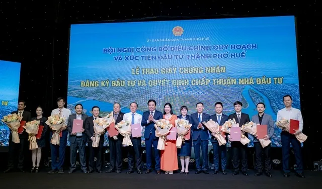 UBND thành phố Huế trao giấy chứng nhận đầu tư cho 12 dự án đợt này  ẢNH: HOÀNG HIẾU